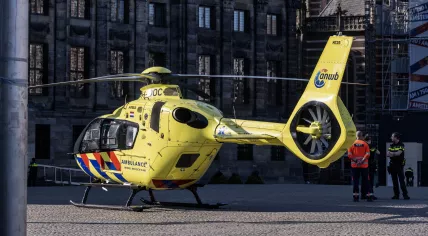 Emergency services on Dam Square, which has been cordoned off for a trauma helicopter. A stabbing incident has taken place in Sint Nicolaasstraat, in which several people have been injured.