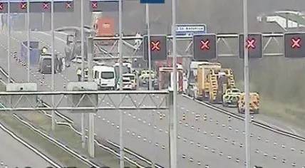 A serious crash on the A2 near Nieuwegein on March 22, 2025, set both a truck and a van ablaze, forcing a full closure of the highway’s southbound lanes.
