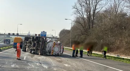 An overturned tanker truck brought emergency services workers and road maintenance crews to the A12 near the Lunetten interchange in Utrecht. 10 Mar. 2025