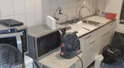 Authorities uncovered a drug lab inside a residential home in The Hague on Monday night, leading to the arrest of four Colombian suspects. 