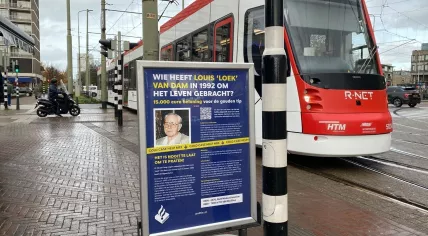 Police placed signs in The Hague asking for help in solving the cold case murder of Louis “Loek” van Dam, who was shot and killed in a garage on Kritzingerstraat in 1992. 19 November 2024