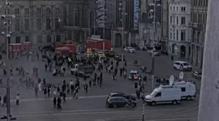 A command unit from the fire department and the Amsterdam-Amstelland Security Region sets up at Dam Square, close to the scene of a stabbing that left five hurt on Sint Nicolaasstraat in Amsterdam. 27 March 2025