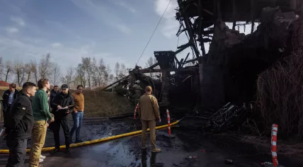 Defense Minister Ruben Brekelmans and State Secretary Gijs Tuinman at the aftermath of a Russian drone strike in Dnipiro in Ukraine, March 2025