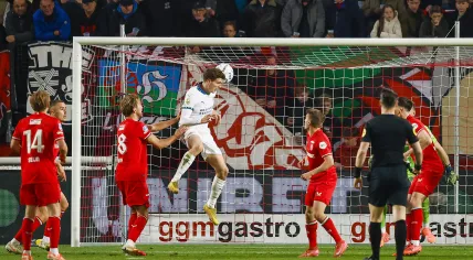 Guus Til of PSV Eindhoven (m) scores 1-2 during the Dutch Eredivisie match between FC Twente and PSV at Stadion De Grolsch Veste on April 24, 2025 in Enschede, Netherlands.