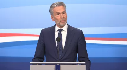 Prime Minister Dick Schoof speaking to reporters after a Cabinet meeting. 11 April 2025