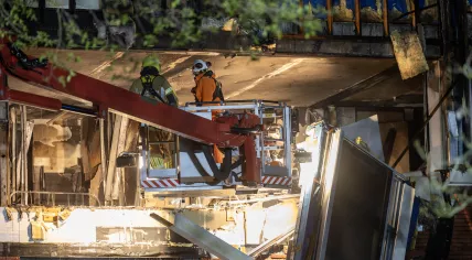 Emergency services working to prop up two apartments destroyed by a fire in a complex on Umbriellaan in Heerhugowaard, 10 April 2025
