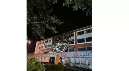The Heerhugowaard apartment complex on Umbriëllaan, severely damaged by an explosion and fire Thursday evening. Due to structural concerns, the 69 apartments in the building remain uninhabitable.
