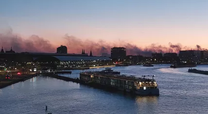 Smoke from a large fire on a scrap metal ship in Amsterdam’s Westelijk Havengebied drifts over the port and IJ, 15 May 2025