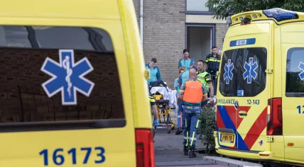 Emergency services at the scene of a stabbing on Fanny Blankers-Koenlaan in Hoofddorp. Multiple people got hurt, including a cop. 21 May 2025
