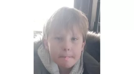 Police issue nationwide Amber Alert for two children last seen around 15:30 Saturday in Beerta. Authorities believe 10-year-old Jeffrey and 8-year-old Emma may have been taken in a gray Toyota Avensis with Dutch license plate 77-NLV-4.Jeffrey is described as approximately 1.50 meters tall. At the time of his disappearance, he was wearing a yellow shirt and black shorts, both from the brand Sports, and gray hiking shoes.