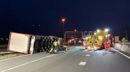 A truck crashed into the crash barrier on the A28 toward Utrecht, near Hoevelaken, 7 May 2025