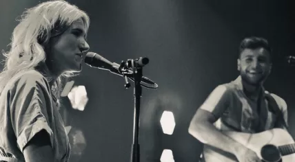 Suzan & Freek during a performance in 2019