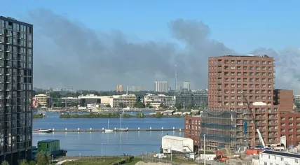 Smoke from a large fire on a scrap metal ship in Amsterdam’s Westelijk Havengebied drifts over the port and IJ, 16 May 2025