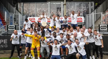 Telstar celebrates promotion with the Keuken Kampioen Shield during the Dutch final of the promotion and relegation play-offs between Willem II and Telstar at the Koning Willem II Stadium on June 1, 2025 in Tilburg, Netherlands.
