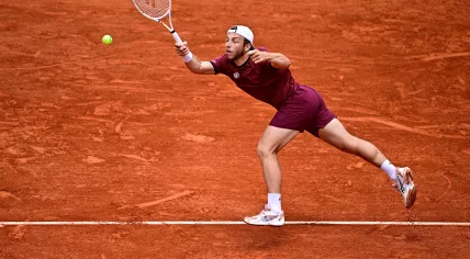 Netherlands' Tallon Griekspoor plays a forehand return to Germany's Alexander Zverev during their men's singles match on day 9 of the French Open tennis tournament on Court Suzanne-Lenglen at the Roland-Garros Complex in Paris on 2 June 2025.