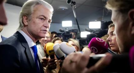 PVV leader Geert Wilders tells reporters the Cabinet could fold if the coalition parties do not bend to his asylum demands. The coalition parties think Wilders already has the ability to introduce policy himself. 2 June 2025