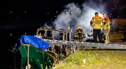 Firefighters at a fire on a houseboat on Goirkekanaaldijk in Tilburg in which one person died, 17 June 2025