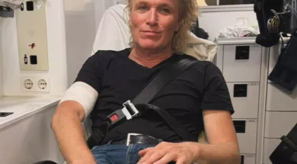 Illusionist Hans Klok got stabbed in the arm during his saber act in a show in Scheveningen, 20 July 2025