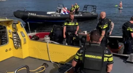 Amsterdam police arrested a 68-year-old woman on a boat in the Niuewe Meer for pointing a gun at people in another boat, 10 July 2025