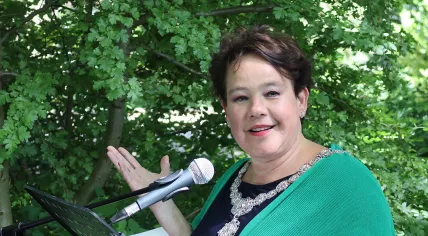 Utrecht mayor Sharon Dijksma unveiling the Maarten van Rossem memorial bench in the Wilhelminapark, 16 May 2025