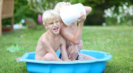 Two children cooling down in a kiddie pool