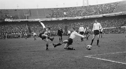 Ove Kindvall shooting towards goal in Feyenoord's 5-0 victory against NAC Breda, February 22, 1970.