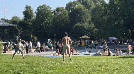 Amsterdammers enjoying a hot summer day in the Oosterpark, 11 August 2025
