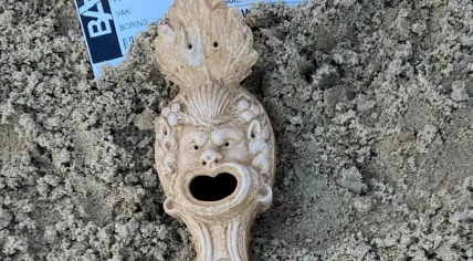 Roman decorated oil lamp discovered by Archeologists in Cuijk on September 10, 2025.