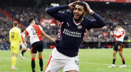 ChatGPT zei:  Ismael Saibari of PSV Eindhoven celebrates after scoring the 1-2 during the Dutch Eredivisie match between Feyenoord and PSV at De Kuip Stadium on October 26, 2025, in Rotterdam, Netherlands.