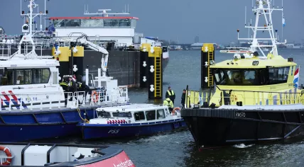 Crews from the police, fire department, and Rijkswaterstaat take part in a search operation in the Afrikahaven in Amsterdam's Westelijke Havengebied, where two workers went missing. 27 October 2025.
