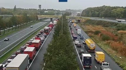 Traffic during Storm Benjamin was jammed up on the A2 after an accident with injuries in the northbound lanes near Maasbrug, Noord-Brabant. 23 October 2025