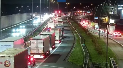 Traffic backs in the northbound lanes of the A2 after a stolen car collided with several police vehicles in Eindhoven. 29 October 2025
