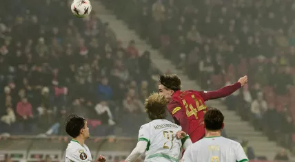 RB Salzburg vs Go Ahead Eagles Deventer In the picture from left in the duel Melle Meulensteen Eagles , Jannik Schuster RB Red Bull Arena 