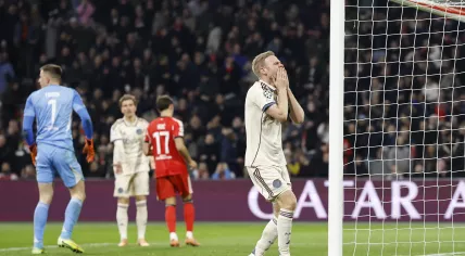 Davy Klaassen of Ajax looks dejected during the Champions League match between AFC Ajax and S.L. Benfica at the Johan Cruyff ArenA on November 25, 2025, in Amsterdam, the Netherlands.
