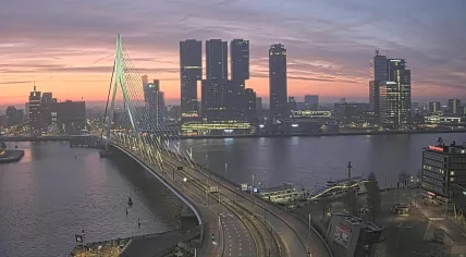 Just before dawn on a chilly morning in Rotterdam. 22 Nov. 2025