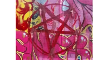 Vandals defaced a mural on Hoogte Kadijk in Amsterdam, painting a pentagram and adorning it with five dead rats (blurred). 20 Nov. 2025