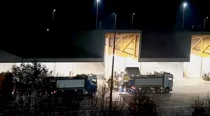 A tractor dumps salt into a grit truck on the A28 near Zwolle during a chilly overnight period. 21 Nov. 2025