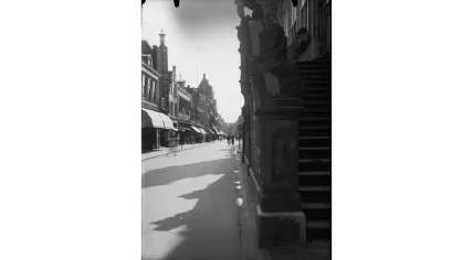 View of Langestraat in Alkmaar around 1935, with the Victoria theater, Hotel Proot, and Kofa on the left