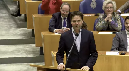 D66 MP Joost Sneller thanks his colleagues after passing a motion to make the prosecution service more independent from the justice minister. 25 Nov. 2025