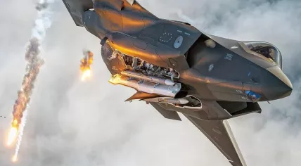 American AIM-120 Advanced Medium-Range Air-to-Air Missile (Amraam)
