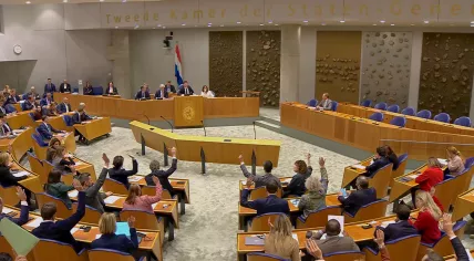 Members of Parliament vote on a motion telling the Cabinet to revise its plan to implement stricter salary rules for the highly-skilled migrant scheme. 25 Nov. 2025