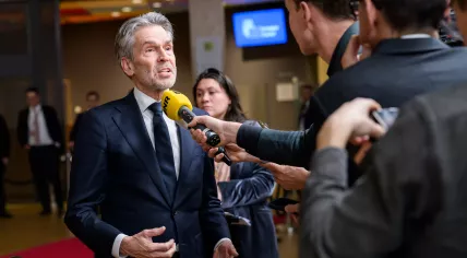 Dutch PM Dick Schoof speaks with reporters after European leaders agree to a €90 billion support package for Ukraine. 19 Dec. 2025