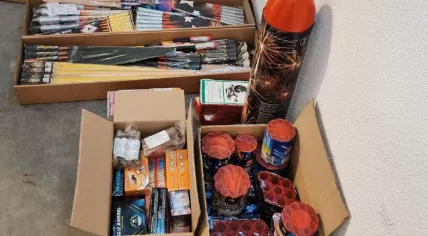 Cops found hundreds of kilograms of illegal fireworks and weapons in a storage unit under the Overtoomsesluis police station in Amsterdam West, 1 December 2025