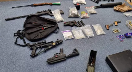 A collection of firearms, pellet guns, and other weapons found with cannabis at a home on Gravestraat in Vlissingen. Dec. 20, 2025