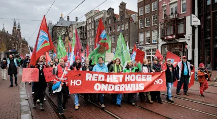 Students and university staff march in Amsterdam carrying a banner reading “Red het hoger onderwijs” to demand better education policies. December 9, 2025
