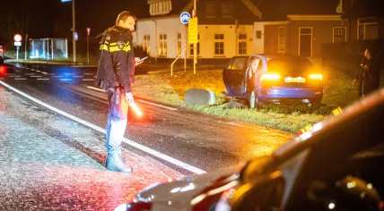 Police direct traffic after a driver loses control on an icy section of the N231 in Aarlanderveen, Zuid-Holland. 31 Dec. 2025