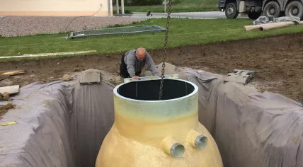 Setting up an underground heat storage tank