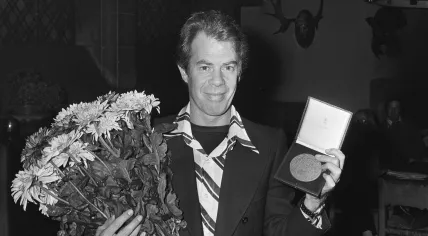 Hans van Manen receives the "Prijs van de Kritiek" (Critics' Prize) in the Gijsbreghtkelder in Amsterdam, 4 september 1974.