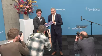Informateur Sybrand Buma presents the coalition agreement with President of the Tweede Kamer, Thom van Campen. 