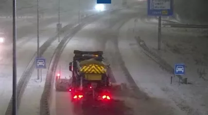 A snow plow on the A7 in Groningen. 9 January 2026